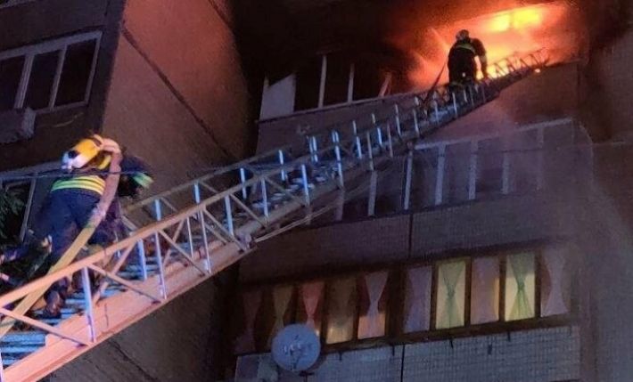 В Запорожье спасатели тушили  пожар в многоэтажке