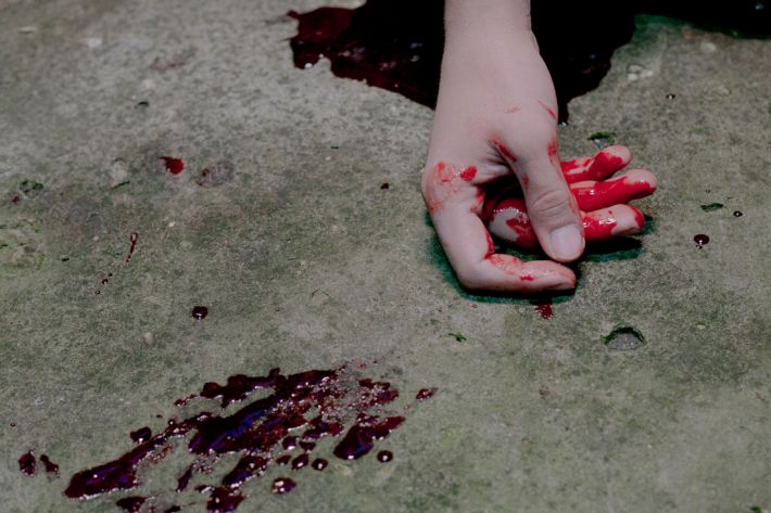 Жительница Мелитополя нашла возле своего дома истекающего кровью мужчину