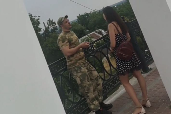 В Мелитополе военные рф украли дорожный знак и косят под гражданских