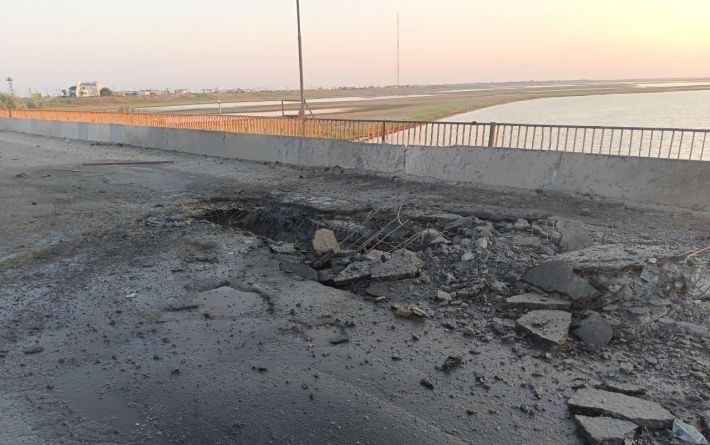 Из-за повреждения Чонгарского моста оккупанты в Мелитополе могут остаться без снабжения (фото, видео)