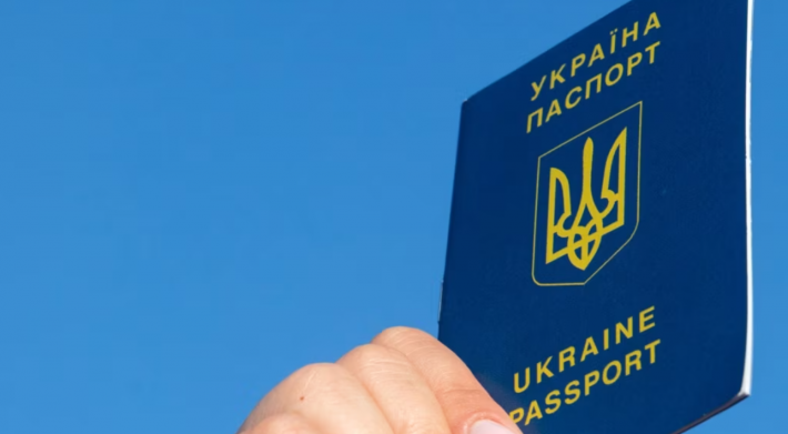 В Токмаке рашисты отбирают и рвут у местных жителей паспорта Украины