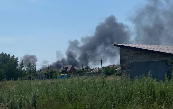 В оккупированном Геническе "прилет": над городом виднеется дым