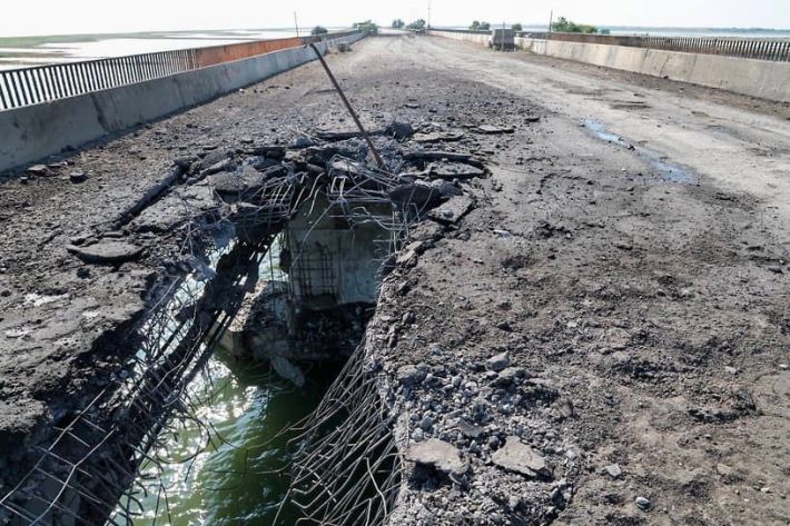 До Мелітополя неможливо дістатися через обстріли Чонгарських мостів (фото)