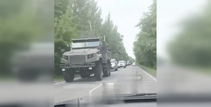 Колона військової техніки ПВК "Вагнер" рухається з Воронежа на Москву (відео)