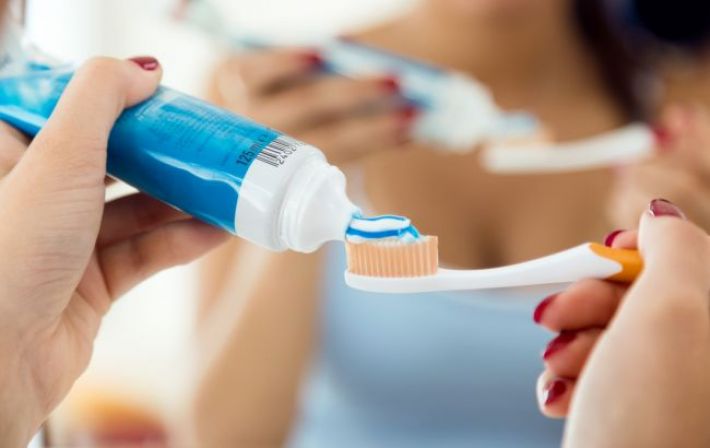 Жесткая и мягкая: какой зубной щеткой необходимо чистить зубы
