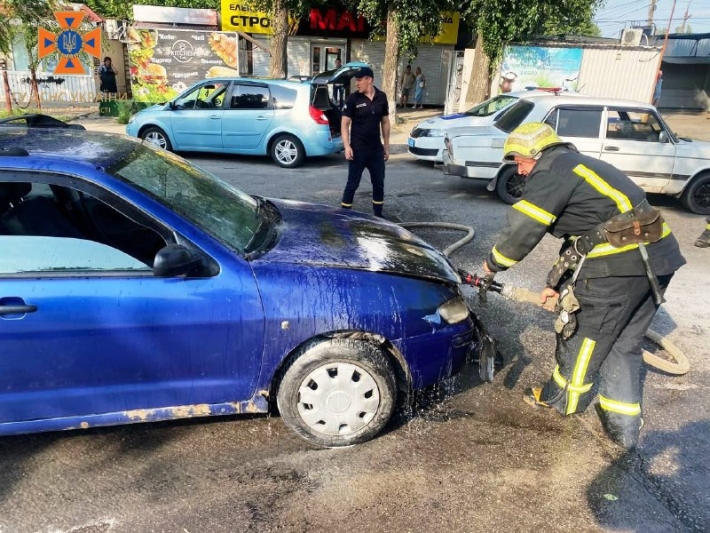 В Запорожье возле АЗС загорелось авто