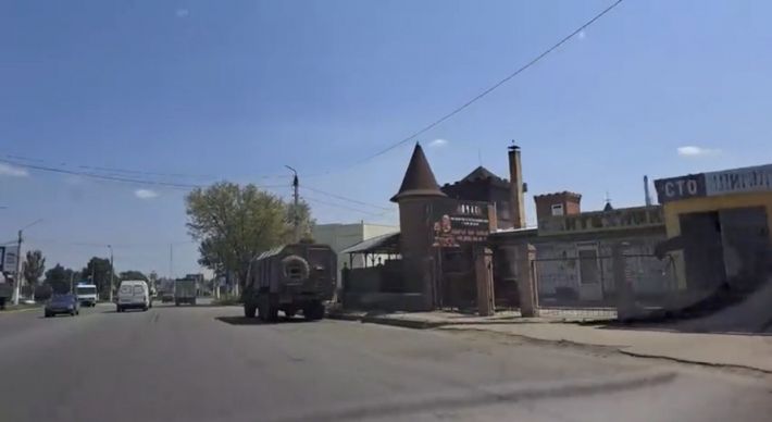 Смажать шашлики та залишають записки - як російські військові захоплюють будинки та квартири під Мелітополем (фото)
