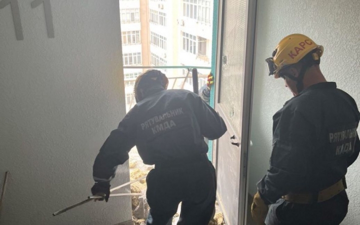 Появилось видео первых минут после попадания обломков по многоэтажке в Киеве
