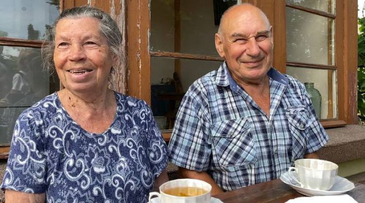 Уничтожили город и дом, но не любовь и жажду к жизни в 83 года. История пары переселенцев из Мариуполя (фото, видео)