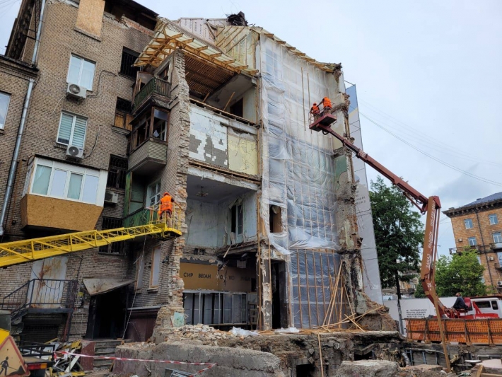 В Запорожье продолжается восстановление разрушенных домов (фото)