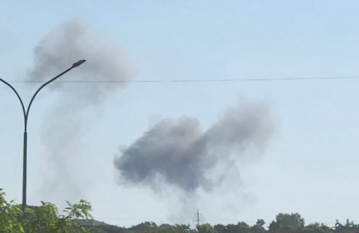 В Бердянске прозвучали взрывы: дым и детонация в районе аэропорта