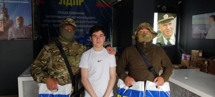 В цветах победы: российским воякам под Мелитополем раздали партийные подарки (фото)