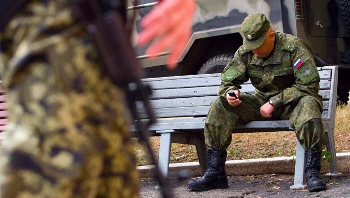 В Мелитополе рашисты ищут в телефонах украинские песни