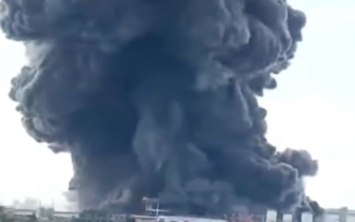 В Китае произошел мощный взрыв на химзаводе – в небо поднялись огромные клубы черного дыма (видео)