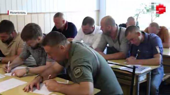 В "Народное ополчение" Мелитополя насильно загоняют чиновников-предателей (фото)