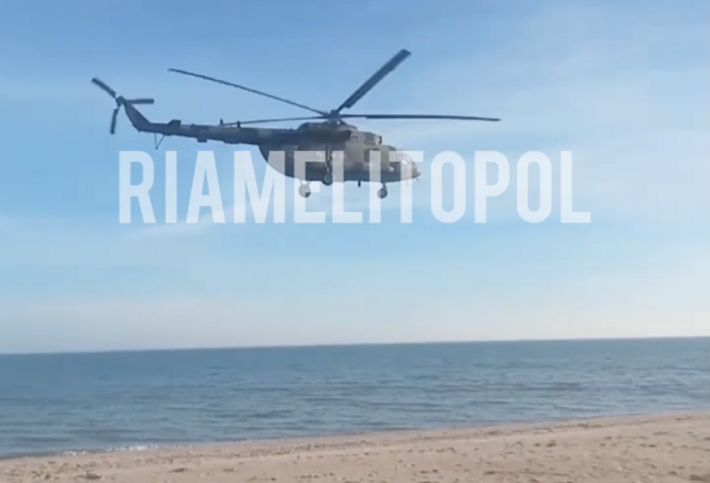 Немногочисленные курортники и вражеские вертолеты над головами: как отдыхают в оккупированной Кирилловке (видео)