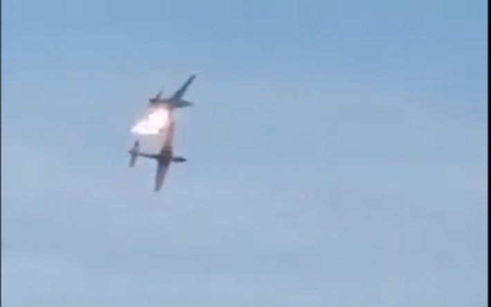 Два військові літаки зіткнулись і спалахнули під час польоту — відео