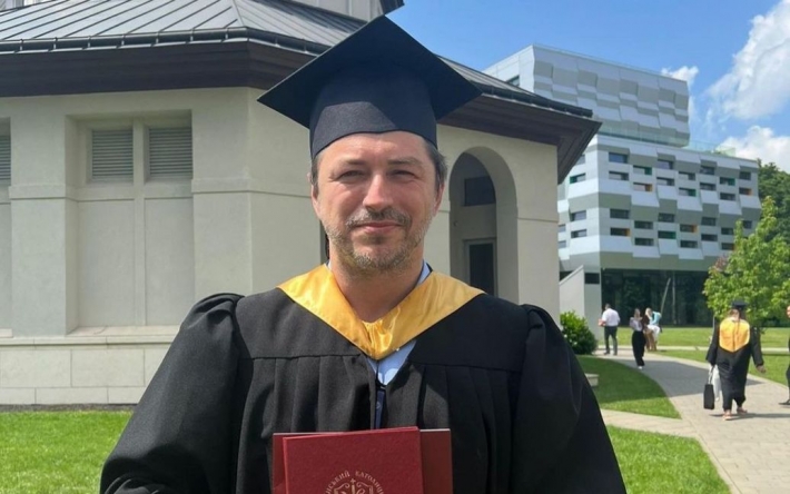 42-летний Сергей Притула получил диплом магистра и рассмешил реакцией сына на его выпускной