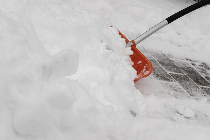Лопаты для уборки снега: материалы, области применения и конструктивные особенности
