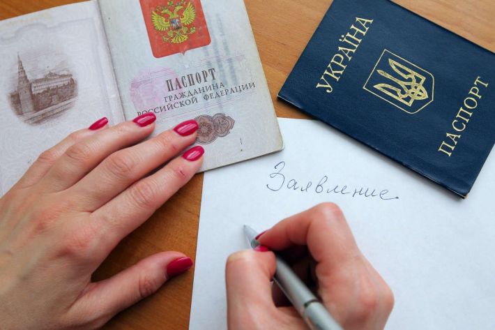 В Мелитополе рашисты официально запретили пользоваться украинскими паспортами, зарплатами и пенсиями