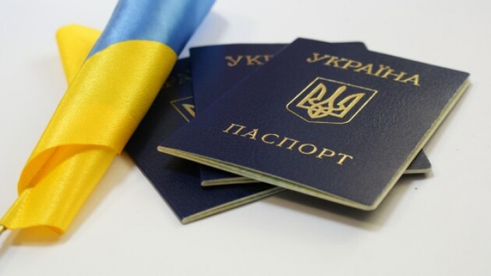 Во временно оккупированном Токмаке рашисты показательно уничтожают паспорта украинцев