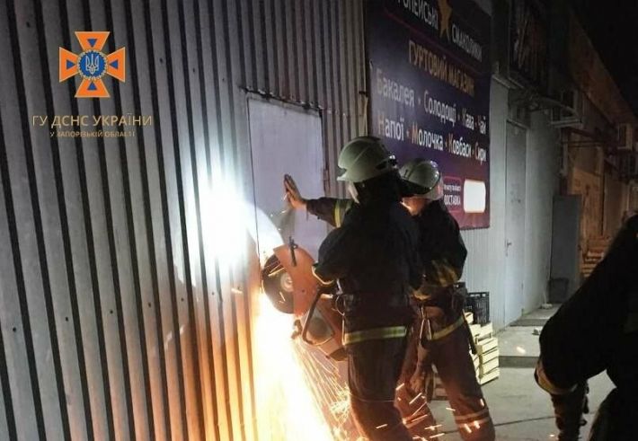 У Запоріжжі горів магазин-склад: пожежу гасили 24 рятувальники