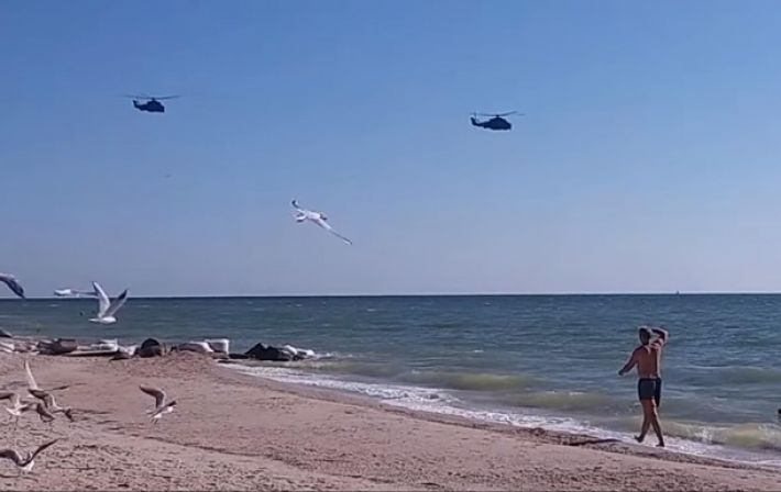 Прямо над головами: рашисти відзначилися небезпечною витівкою на пляжі під Мелітополем (фото, відео)