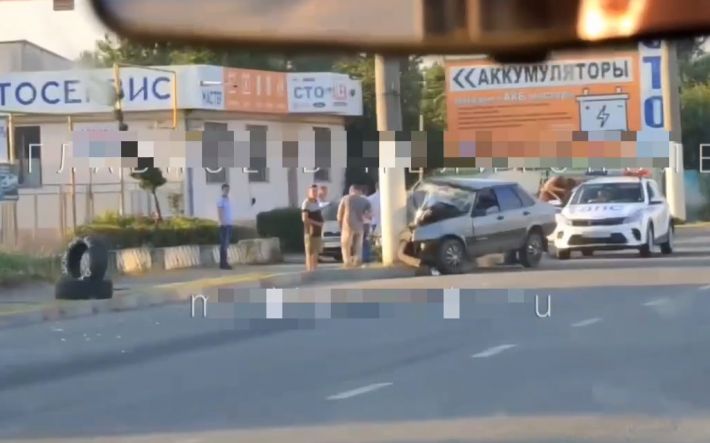 На центральном проспекте в Мелитополе столкнулись две легковушки, на Ломоносова машина врезалась в столб (видео)