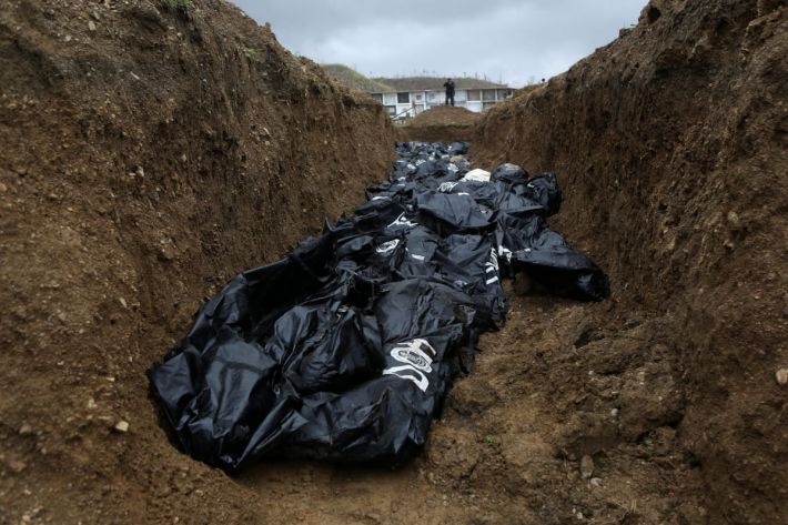 Под Мелитополем рашисты роют братские могилы для своих погибших