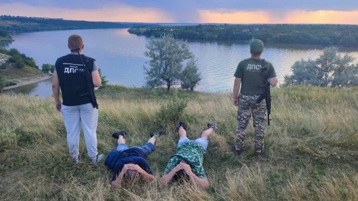 Жители Запорожской и Херсонской областей пытались незаконно пересечь границу на матрасе