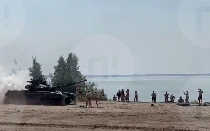 В России танк на пляже чуть не раздавил людей (видео)