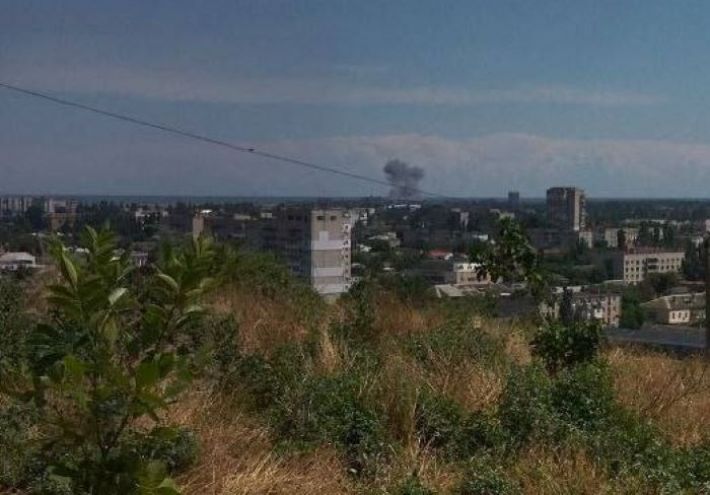 В Бердянске прогремел взрыв, поднимается столб дыма