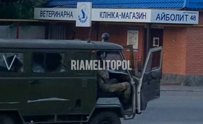 В Мелитополе оккупанты по ночам проводят рейды с обысками и перекрывают улицы