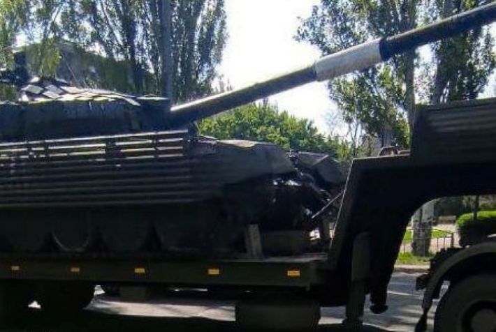 На Запорожское направление оккупанты перебрасывают военную технику и БК