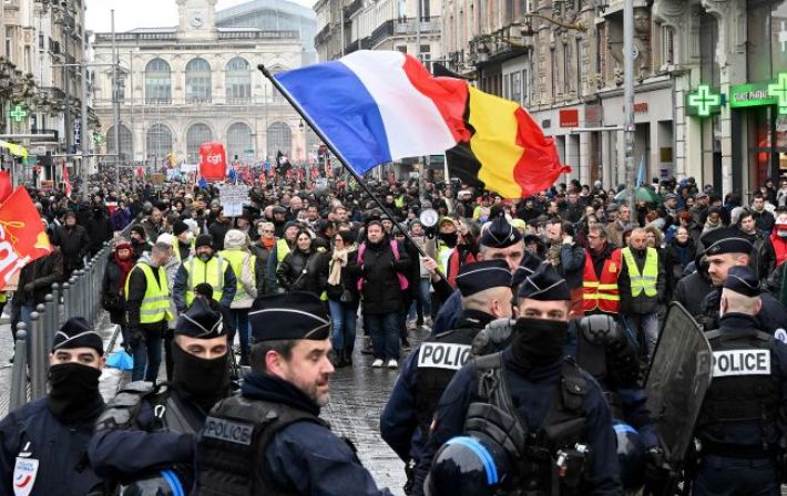 Чтобы избежать беспорядков. Во Франции выведут 45 тысяч полицейских в День взятия Бастилии