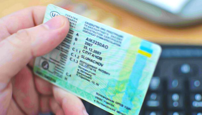 В Запорожье администратор автошколы "помогал" получать водительское  удостоверение и пошел под суд