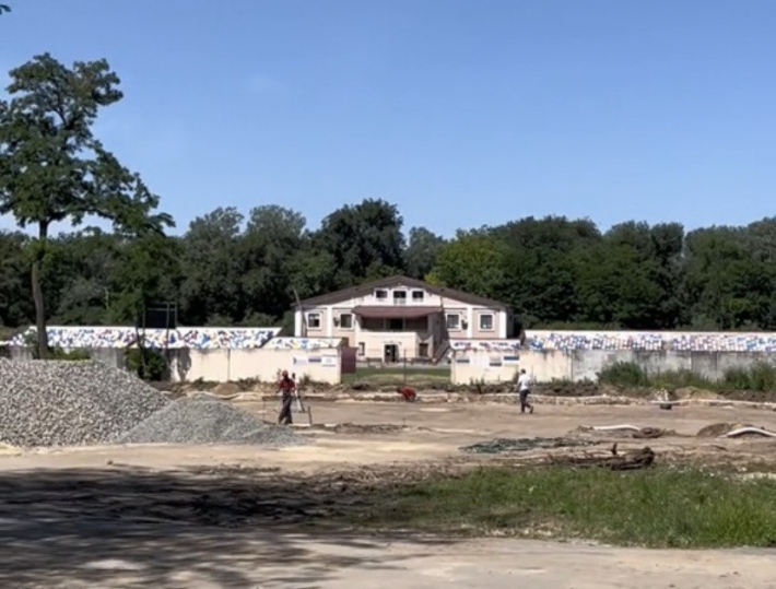 Рашисты устроили "грандиозную" стройку в мелитопольском парке (фото)
