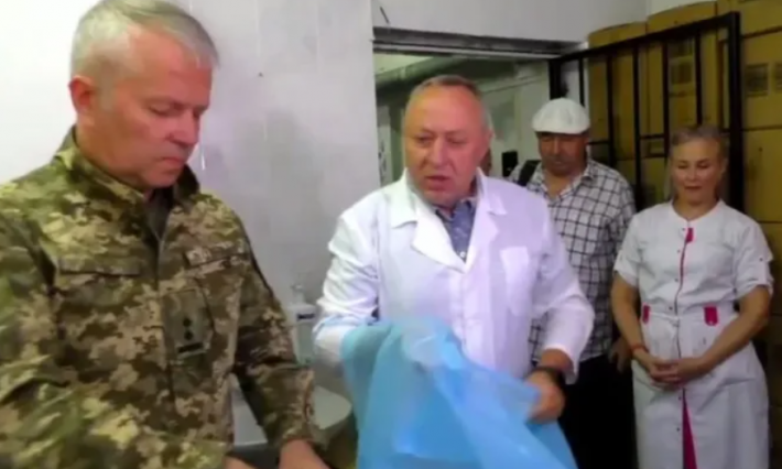 Военные ВСУ передали врачам Запорожья защитную медицинскую одежду
