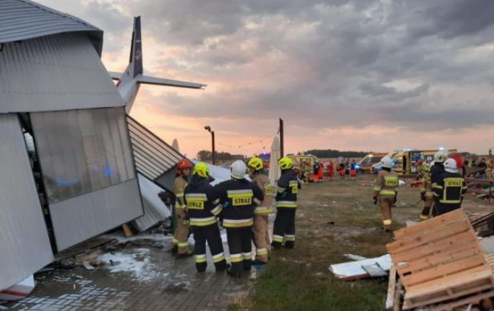 В Польше самолет упал на ангар с людьми, есть жертвы
