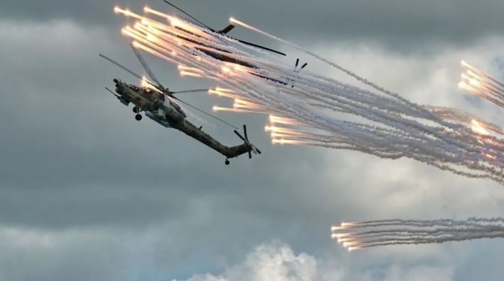 В оккупированной Кирилловке российские вертолеты сбрасывают тепловые ловушки на головы отдыхающим (видео)