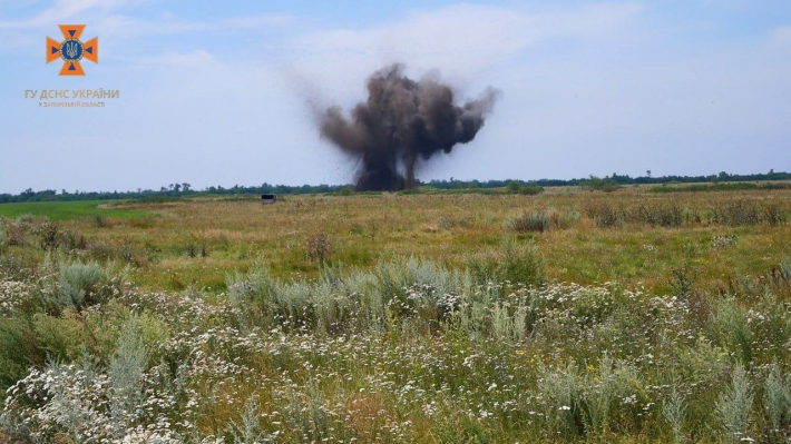Запорожские пиротехники ГСЧС уничтожили авиабомбу (фото)