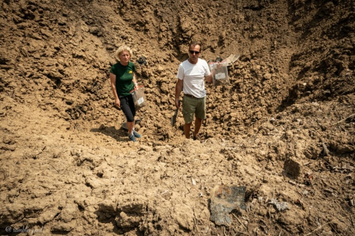 Чешские экологи собирали почву для исследования с Запорожских воронок (фото)