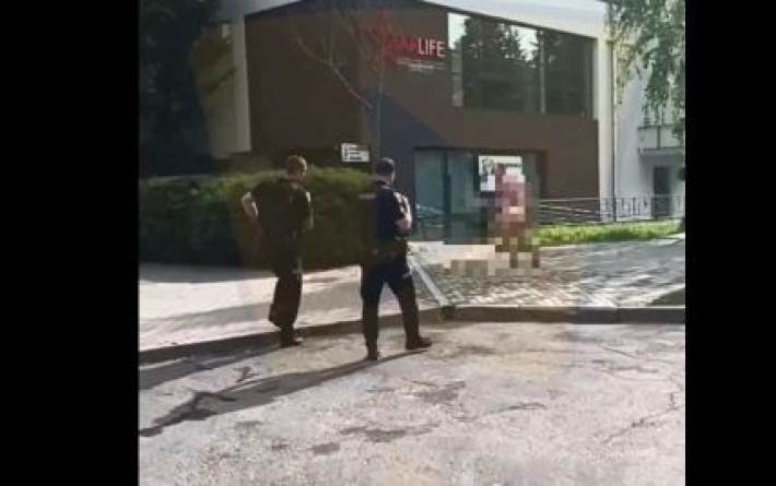 В Ровно полностью голый мужчина убегал от полиции: разбил билборд и забежал в ресторан за овощами