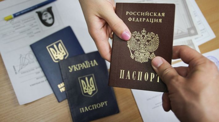 Оккупанты предлагают деньги за получение паспорта РФ в Запорожской области