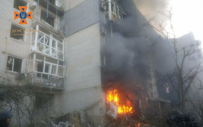 В Запорожской области из-за вражеских обстрелов горели дома