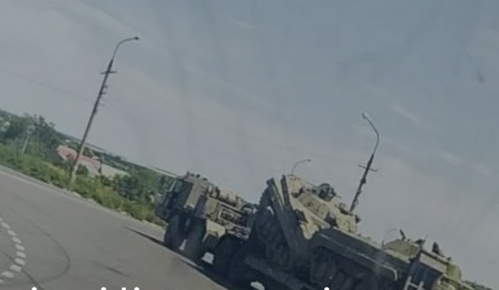 Оккупанты везут тяжёлую военную технику в Бердянск