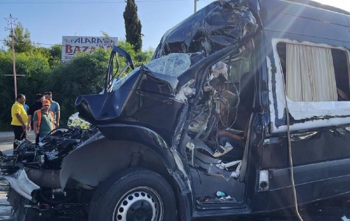 У Туреччині зіштовхнулися мікроавтобус та вантажівка: загинула українка