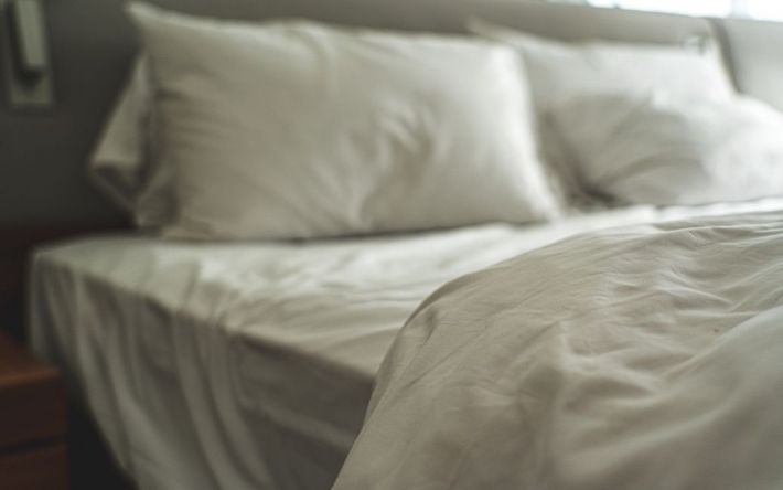Эксперт предупреждает: проверьте свои простыни и подушки утром на наличие симптомов рака