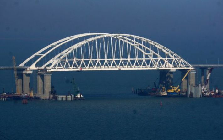 Крымский мост пытаются спасти от морских дронов с помощью боновых заграждений