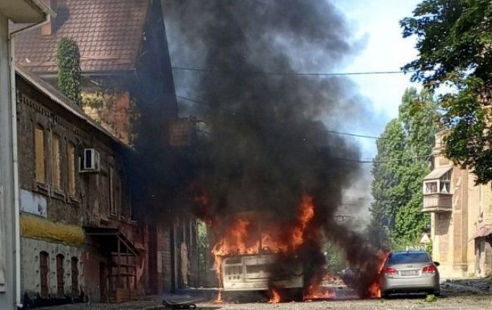 Оккупанты заявили об обстреле Донецка: горят авто, есть жертва и раненые (фото, видео)